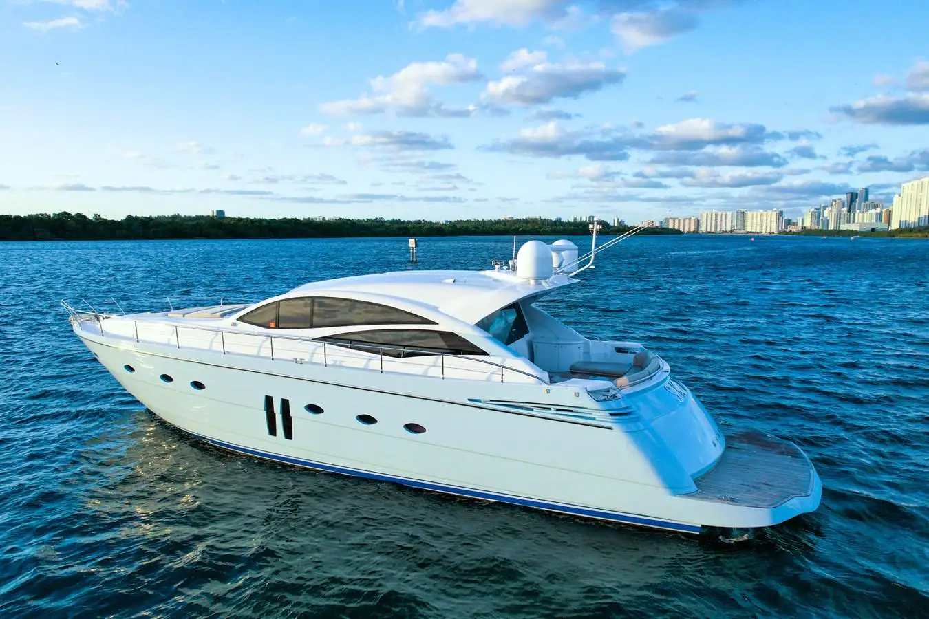 68ft Pershing Sky side view